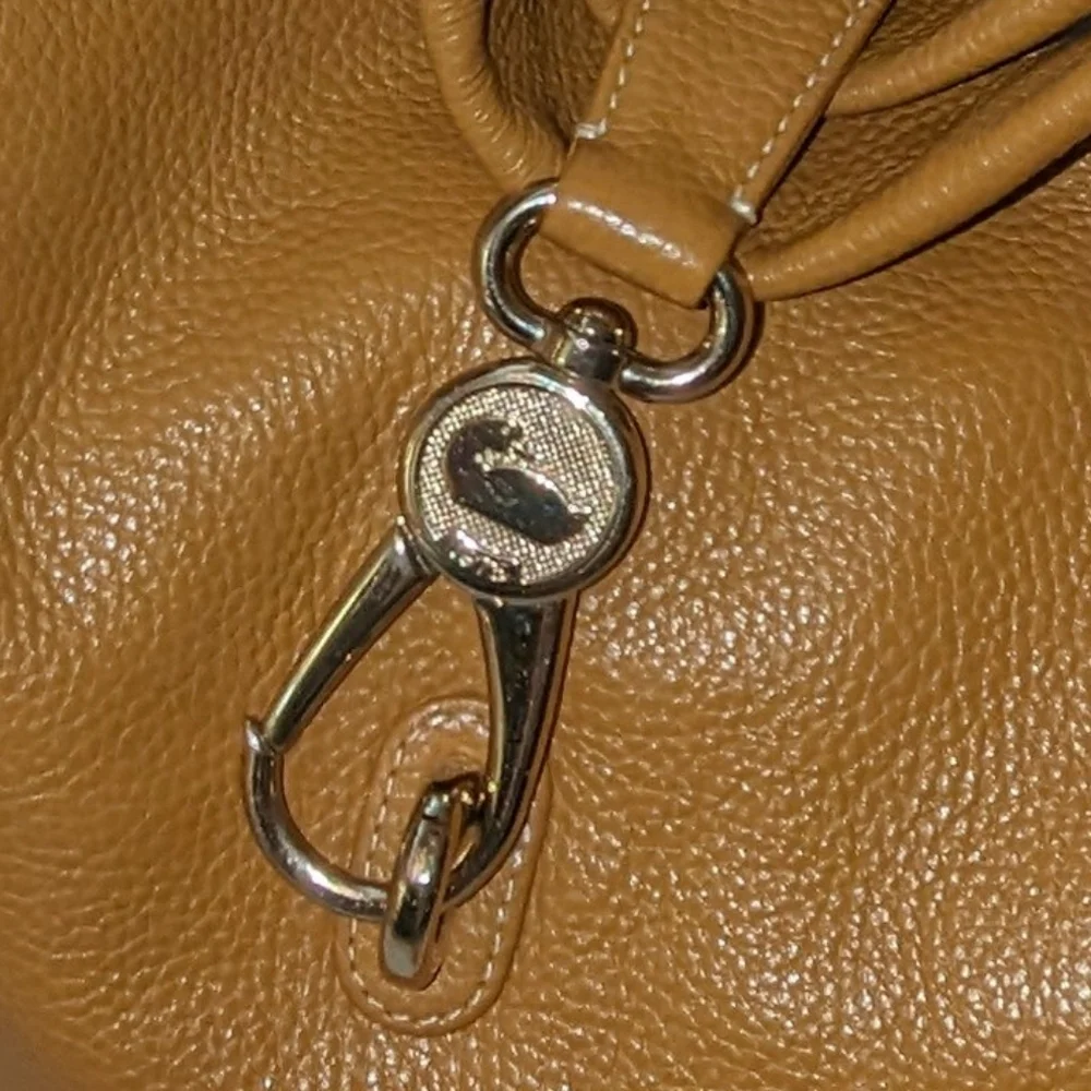 Dooney and Bourke signature pebbled logo sac bag